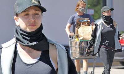 Kaley Cuoco - Kaley Cuoco goes makeup-free for an afternoon grocery run with husband Karl Cook at Erewhon Market - dailymail.co.uk - Los Angeles