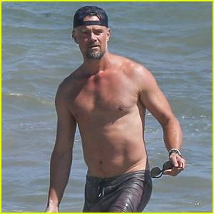 Kelly Ripa - Josh Duhamel - Josh Duhamel Goes Shirtless for Day at the Beach in Malibu! - justjared.com - city Malibu