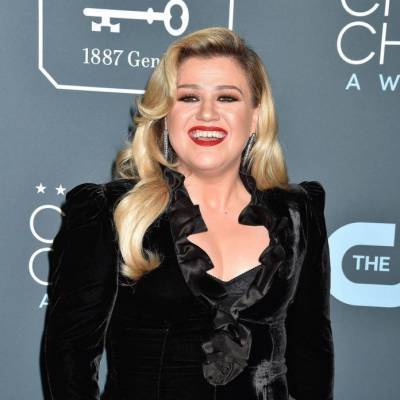 Josh Gad - Kelly Clarkson - Sean Astin - Kelly Clarkson freaks out as Josh Gad surprises her with Zoom appearance from crush Sean Astin - peoplemagazine.co.za