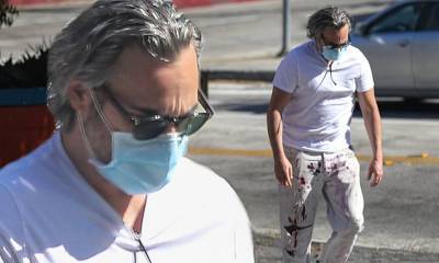 Joaquin Phoenix sports paint-splattered pants while stopping at the grocery store in West Hollywood - dailymail.co.uk - Los Angeles