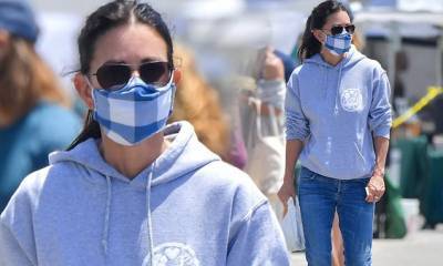 Monica Gellar - Courteney Cox dons a mask as she steps out at farmer's market in Malibu amid ease on lockdown - dailymail.co.uk - state California - city Malibu, state California