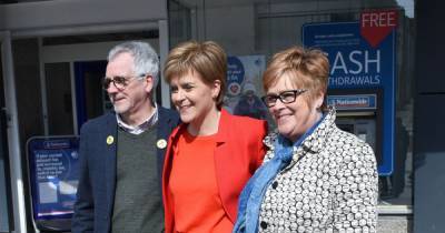 Nicola Sturgeon's joy as she reunites with parents in socially distanced visit after three months of lockdown - dailyrecord.co.uk - Scotland