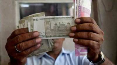 Abhishek Goenka - Rupee today falls against US dollar, breaches 76 per USD - livemint.com - city Beijing - Usa - India