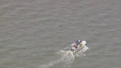Crews search for missing person after boat capsizes on Delaware River - fox29.com - state Delaware