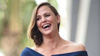 Ellen Degeneres - Jerry Seinfeld - Jennifer Garner explains why she walked her cat in a stroller: 'It's into it' - foxnews.com