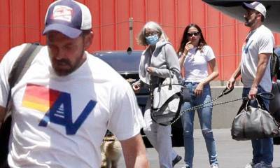 Ana De-Armas - Ben Affleck and girlfriend Ana de Armas step off a private jet with his mom Christine - dailymail.co.uk - Los Angeles