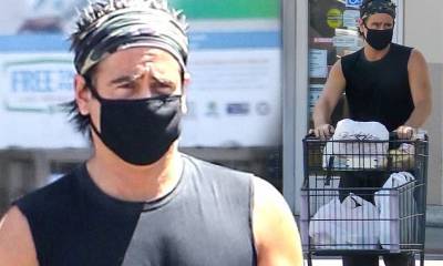 Colin Farrell - Colin Farrell shows off his bulging biceps as he picks up groceries in LA wearing a cloth face mask - dailymail.co.uk - Ireland - Los Angeles