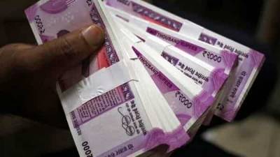 Rupee falls against US dollar amid border tension with China - livemint.com - China - Usa - India