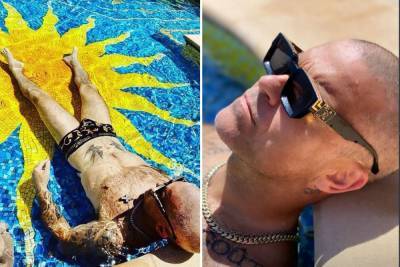 Robbie Williams - Robbie Williams shows off his Versace budgie smugglers in pool snap - thesun.co.uk - state California