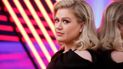 Kelly Clarkson - Kelly Clarkson Says People Used to Body-Shame Her by Showing Her Photos of Naked Women - glamour.com