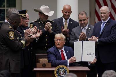 Donald Trump - Rose Garden - George Floyd - Trump signs order on police reform, doesn't mention racism - clickorlando.com - Usa - Washington