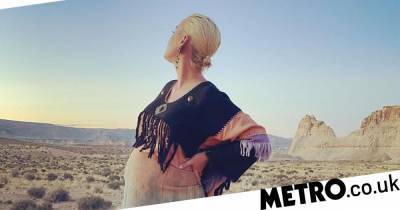 Katy Perry - Katy Perry channels her inner zen as she poses in desert with baby bump while teasing ‘new song lyrics’ - metro.co.uk