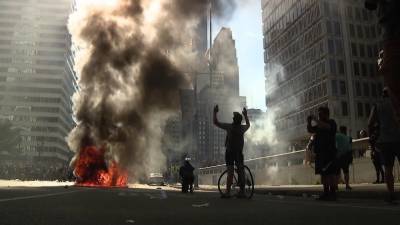 William Macswain - Feds charge Philadelphia woman with torching police cruisers during riots - fox29.com - county Hall - city Center