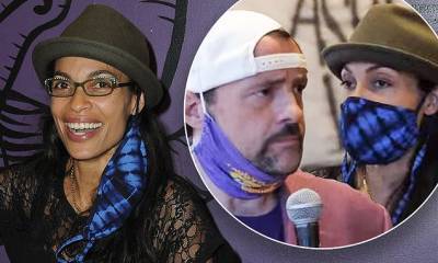Rosario Dawson - Kevin Smith - Rosario Dawson reveals she's moving to New Jersey to be closer to boyfriend Corey Booker - dailymail.co.uk - Los Angeles - state New Jersey - city Los Angeles