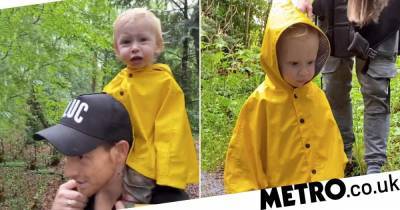 Stacey Solomon - Joe Swash - Stacey Solomon’s son Rex gets so confused while on dad Joe Swash’s shoulders during rainy walk and it’s the purest thing - metro.co.uk