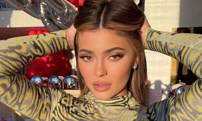 Kylie Jenner - Stormi Webster - Khloe Kardashian - Kylie Jenner used pink bedsheets as a backdrop for her latest fashion editorial - us.hola.com