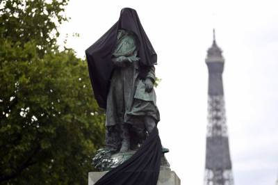 Paris protesters cloak colonial-era statue with black cloth - clickorlando.com - France