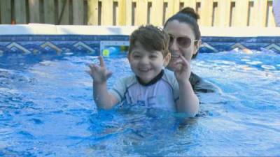 Volunteers install pool for Toronto boy with ultra-rare disease in need of therapy during COVID-19 - globalnews.ca