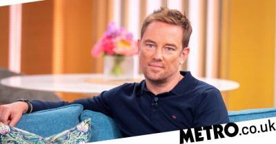 Simon Thomas - Simon Thomas reveals family were shamed for not social distancing at his dad’s funeral - metro.co.uk