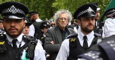 Jeremy Corbyn - Piers Corbyn - Jeremy Corbyn's brother charged with breaking coronavirus regulations after protests - mirror.co.uk - county Park - county Hyde