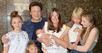 Jamie Oliver - Emma Kenny - Jools Oliver - Secrets of Jamie Oliver's marriage as couple to renew vows after 20 years and 5 kids - mirror.co.uk