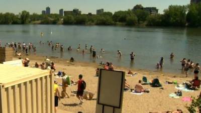 Montrealers flock to a closed Verdun beach amidst hot weather - globalnews.ca