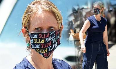 Cynthia Nixon - Cynthia Nixon shows her politically active side by donning a 'Vote' protective mask - dailymail.co.uk - New York