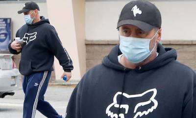 Matt Leblanc - Matt LeBlanc suits up in sweats while wearing a mask for safety as he takes care of errands in LA - dailymail.co.uk - Los Angeles - city Los Angeles