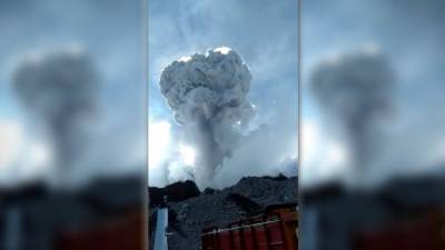 Indonesia's most volatile volcano spews ash in new eruption - fox29.com - Indonesia
