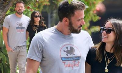 Ana De-Armas - Ben Affleck and girlfriend Ana de Armas gaze at each other as they take actress' dog for a walk - dailymail.co.uk - Spain - city Venice