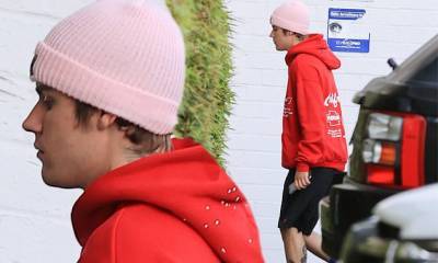 Justin Bieber - Justin Bieber steps out in pink beanie and bright red hoodie while out and about in Los Angeles - dailymail.co.uk - Los Angeles - city Los Angeles - county Cherry
