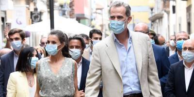 Felipe - Spain's King Felipe & Queen Letizia Choose Not To Wear Masks For A Bit During Canary Island Visit - justjared.com - Spain - city Royal