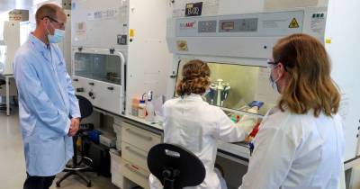 Prince William meets coronavirus vaccine 'guinea pigs' as he visits trial labs - dailystar.co.uk - county Prince William - city Oxford
