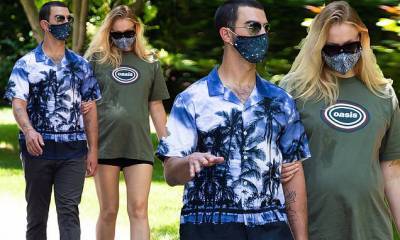 Joe Jonas - Sophie Turner drapes baby bump in flowing Oasis T-Shirt on masked stroll with Joe Jonas - dailymail.co.uk - Los Angeles - city Los Angeles