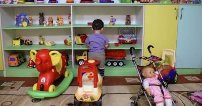 Coronavirus forces child-care centres to reduce capacity, leaving parents scrambling - globalnews.ca