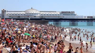 Vikki Slade - Major incident declared as thousands flock to English beaches - rte.ie - Britain - city Sandbank