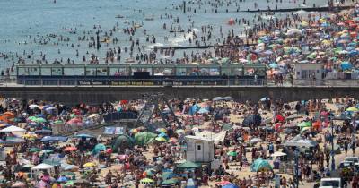 Vikki Slade - 'Major incident' declared in Bournemouth as thousands flock to beaches on hottest day of the year - manchestereveningnews.co.uk - Britain - city Sandbank