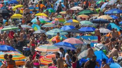 Coronavirus: Thousands crowd UK beaches, ignoring health advice - globalnews.ca - Britain
