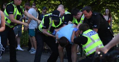 'Madness' in Glasgow park as hordes of police swoop on boozy coronavirus revellers - mirror.co.uk - Britain