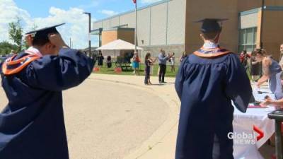 Saskatoon high school students embrace unique graduation ceremonies - globalnews.ca