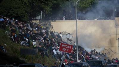 Jim Kenney - Mayor Kenney, Commissioner Outlaw apologize for use of tear gas during I-676 protest - fox29.com - New York