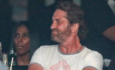 Gerard Butler Joins a Big Group of Friends for Dinner in Venice - justjared.com - Italy - city Venice - city Malibu
