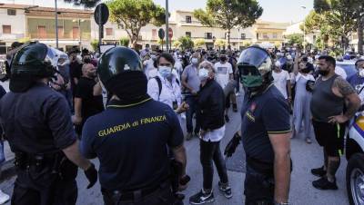 Tensions flare over virus-hit council estate in southern Italy - rte.ie - Italy - Bulgaria