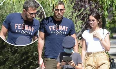 Ana De-Armas - Ben Affleck shows off muscle in slim-fitting T-shirt as he andAna de Armas go for a stroll with son - dailymail.co.uk - Los Angeles