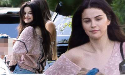 Selena Gomez - Selena Gomez shows some skin in an off the shoulder top and ripped jeans for a meet up with friends - dailymail.co.uk - Los Angeles - city Los Angeles