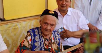 'Oldest woman in the world' celebrates her 134th birthday at a banquet party - mirror.co.uk - China - city London