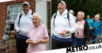 Tom Kerridge and Meals from Marlow volunteers deliver 75,000th free lockdown meal - metro.co.uk - county Park