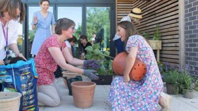 Kate Middleton - Coronavirus: Duchess Kate Middleton plants garden during children’s hospice visit - globalnews.ca - county Prince William - city Norwich