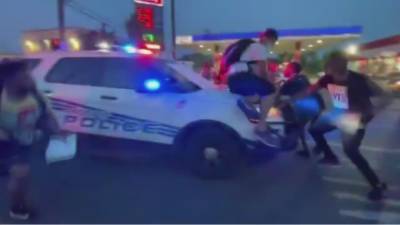Video shows Detroit police cruiser driving through demonstrators after being surrounded during protests - fox29.com - city Detroit