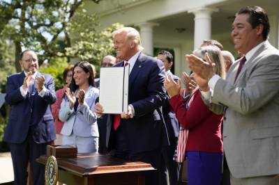 Donald Trump - Rose Garden - Trump signs executive order as he courts Hispanic voters - clickorlando.com - Usa - Washington
